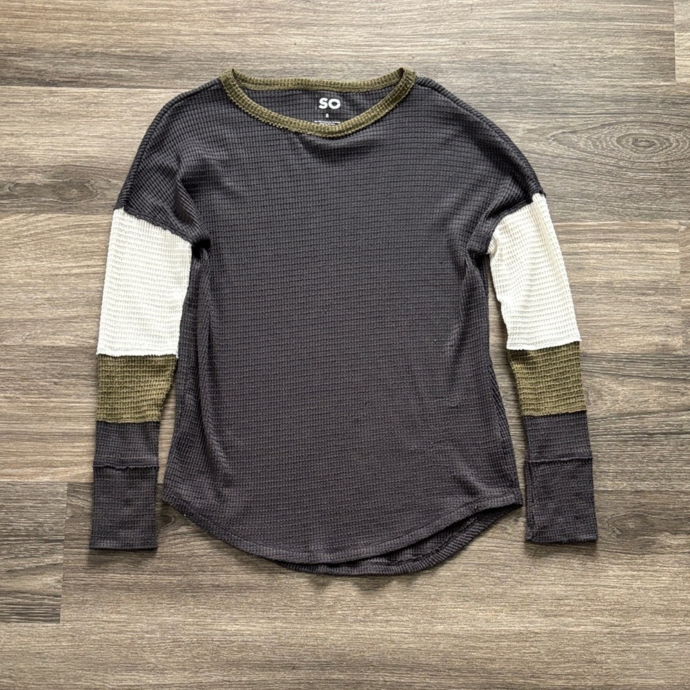 SO Colorblock Waffle Knit Top in Charcoal, Olive & Cream